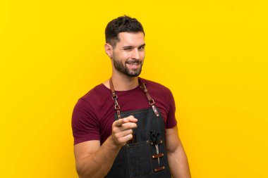 Bir önlük içinde Berber adam size işaret parmak