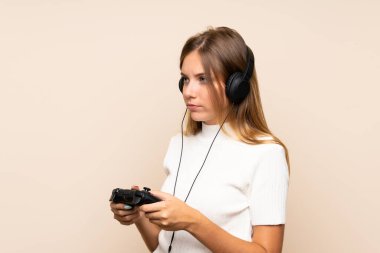 Video oyunlarında oynayan izole edilmiş genç sarışın kadın.