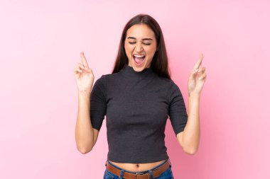 İzole edilmiş pembe arka planı olan genç bir kız.