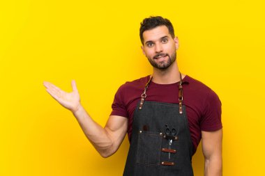 Bir önlük içinde Berber adam avuç üzerinde hayali copyspace tutan