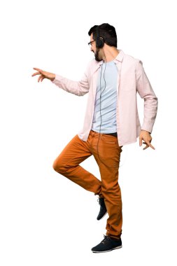 Sakal müzik dinleme ile yakışıklı adam