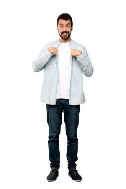 İzole beyaz arka plan üzerinde sürpriz yüz ifadesi ile sakallı yakışıklı adam tam uzunlukta atış