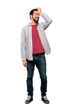 Sakallı yakışıklı adam tam uzunlukta kadeh bir şey ve çözüm izole beyaz arka plan üzerinde niyetinde gerçekleştirmiştir