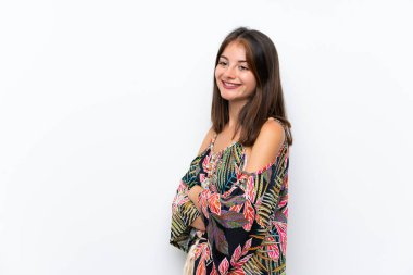 Izole beyaz arka plan üzerinde renkli elbiseli Kafkas genç kadın yan bakıyor