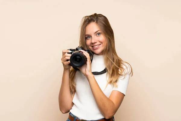 Jeune Femme Blonde Sur Fond Isolé Avec Une Caméra Professionnelle — Photo