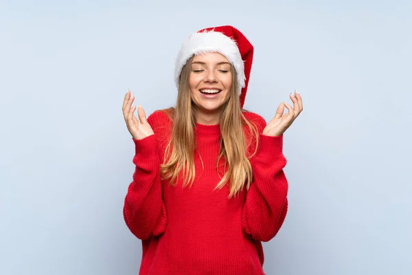 Chica Con Sombrero Navidad Sobre Fondo Azul Aislado Riendo —  Fotos de Stock