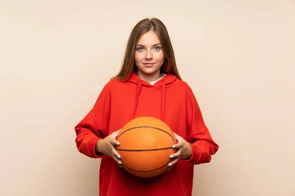 Joven Rubia Sobre Fondo Aislado Con Pelota Baloncesto —  Fotos de Stock