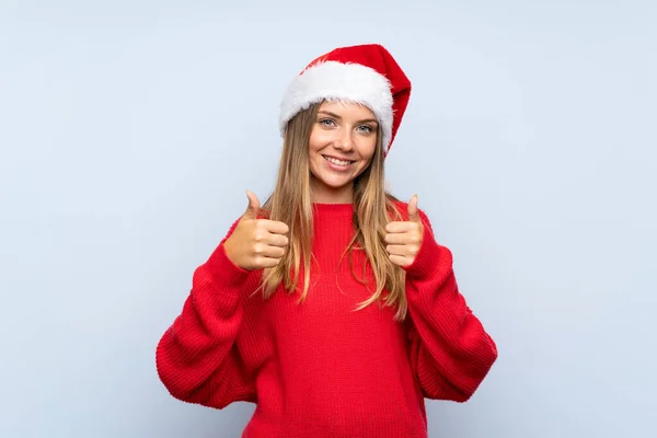 Chica Con Sombrero Navidad Sobre Fondo Azul Aislado Dando Gesto —  Fotos de Stock