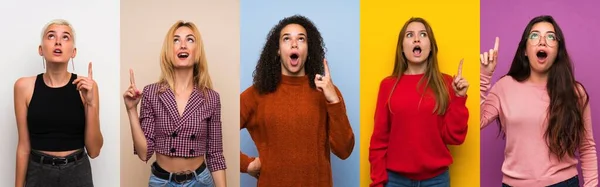 Frauen Mit Buntem Hintergrund Zeigen Nach Oben Und Überraschen — Stockfoto