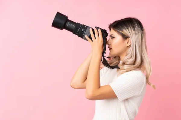 Adolescente Sur Fond Rose Isolé Avec Une Caméra Professionnelle — Photo