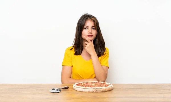 Kaukasisches Mädchen Mit Einer Lachenden Pizza — Stockfoto