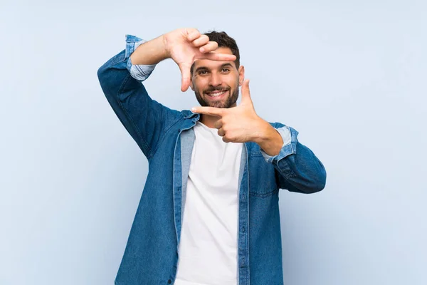 Stilig Man Över Isolerad Blå Bakgrund Med Fokus Ansikte Ramsymbol — Stockfoto