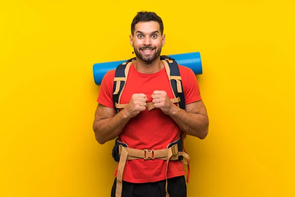 Junger Wanderer Feiert Einen Sieg — Stockfoto