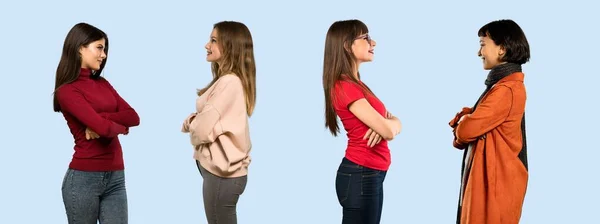 Conjunto Mulheres Sobre Fundo Azul Isolado Posição Lateral — Fotografia de Stock