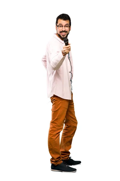 Knappe man met baard zingen met microfoon — Stockfoto
