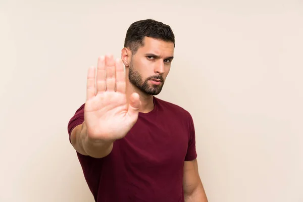 Hombre Guapo Sobre Fondo Aislado Haciendo Gesto Parada Con Mano — Foto de Stock