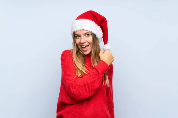 Chica Con Sombrero Navidad Sobre Fondo Azul Aislado Celebrando Una —  Fotos de Stock