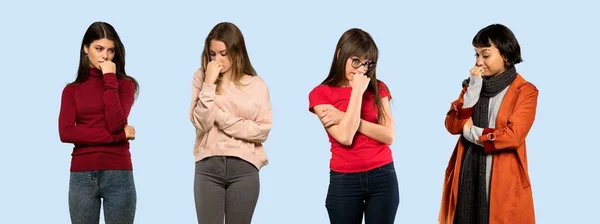 Aantal Vrouwen Boven Geïsoleerde Blauwe Achtergrond Die Twijfels Hebben — Stockfoto