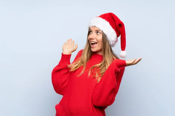 Chica Con Sombrero Navidad Sobre Fondo Azul Aislado Con Expresión — Foto de Stock