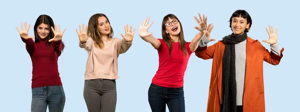 Conjunto Mujeres Sobre Fondo Azul Aislado Contando Diez Con Los —  Fotos de Stock