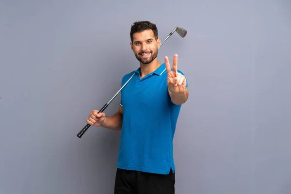 Guapo Joven Jugando Golf Sonriendo Mostrando Señal Victoria —  Fotos de Stock