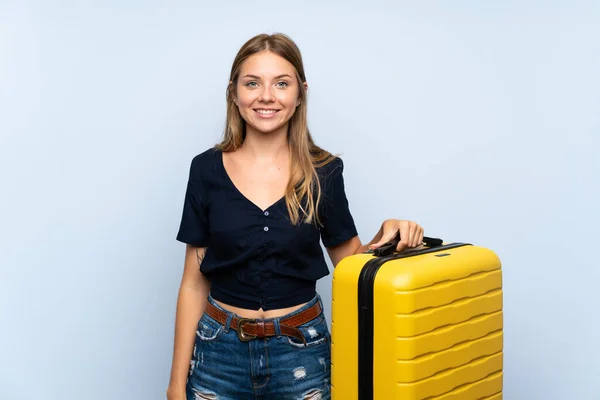 Reisende Blonde Frau Mit Koffer Lächelt Viel — Stockfoto