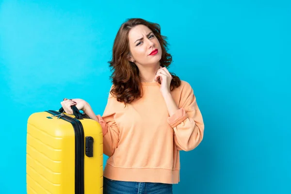 Mujer Viajera Con Maleta Sobre Fondo Azul Aislado Pensando Una — Foto de Stock
