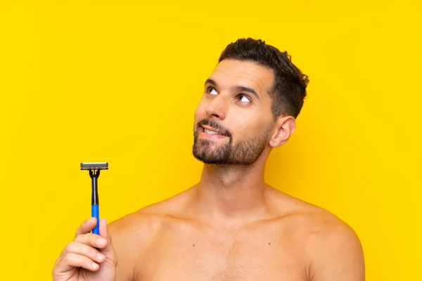 Uomo Che Depila Barba Guardando Sorridendo — Foto Stock