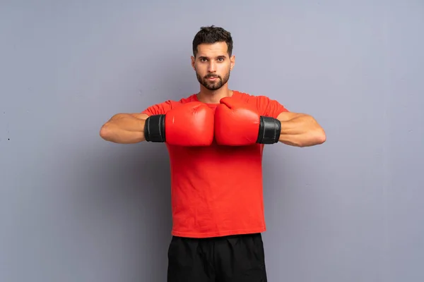 Joven deportista con guantes de boxeo — Foto de Stock