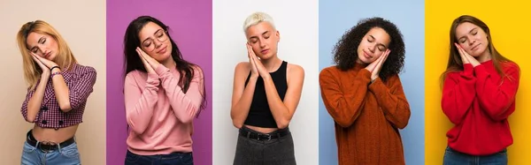 Frauen Mit Farbenfrohem Hintergrund Machen Schlafende Geste Ruhiger Miene — Stockfoto