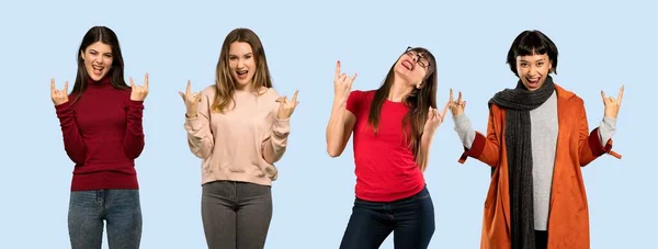 Conjunto Mujeres Sobre Fondo Azul Aislado Haciendo Gesto Roca — Foto de Stock