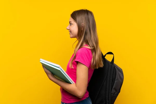 Junges Studentenmädchen Auf Isoliertem Gelben Hintergrund Mit Glücklichem Gesichtsausdruck — Stockfoto