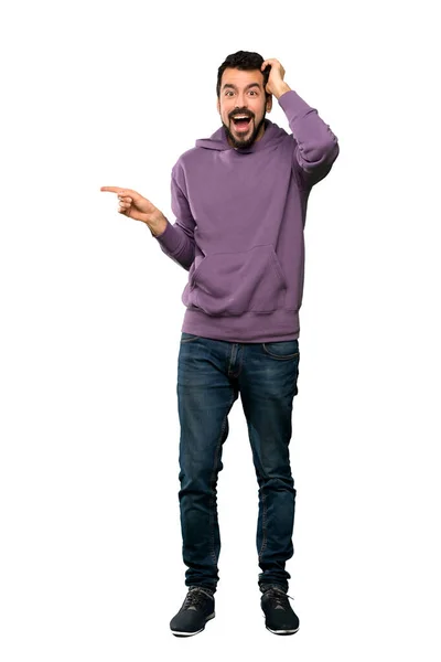 Ganzkörperaufnahme Eines Gutaussehenden Mannes Mit Sweatshirt Überrascht Und Zeigt Mit — Stockfoto