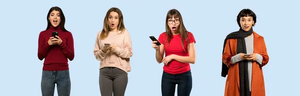 Frauen Vor Isoliertem Blauem Hintergrund Überrascht Und Sendet Eine Botschaft — Stockfoto