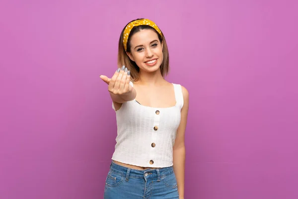 Pretty Young Woman Isolated Purple Wall Inviting Come Hand Happy — Stock Photo, Image