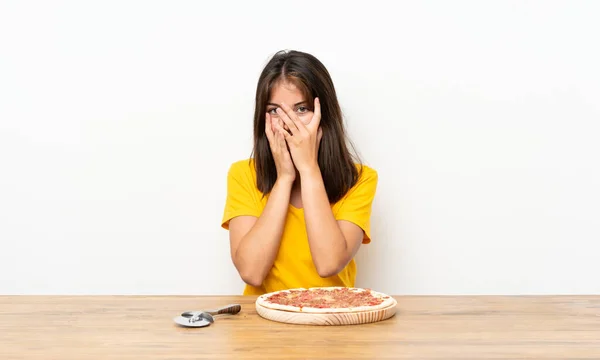 Chica Caucásica Con Una Pizza Cubriendo Los Ojos Mirando Través — Foto de Stock