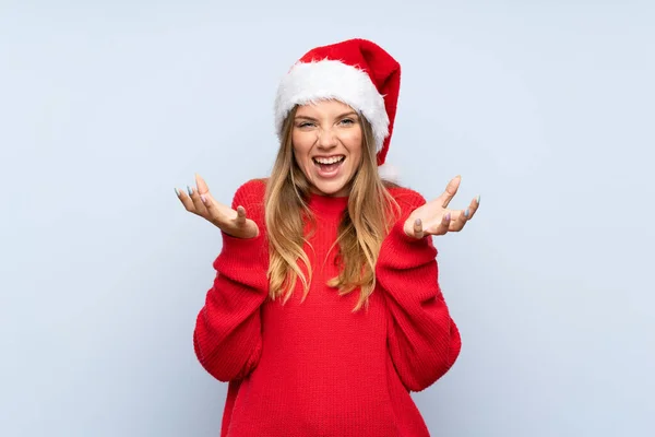 Chica Con Sombrero Navidad Sobre Fondo Azul Aislado Infeliz Frustrado —  Fotos de Stock