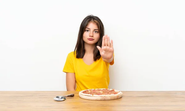 Kaukaska Dziewczyna Pizza Zatrzymać Gest Jej Ręka — Zdjęcie stockowe