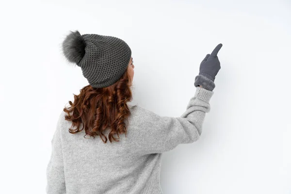 Mujer Rusa Joven Con Sombrero Invierno Sobre Fondo Blanco Aislado —  Fotos de Stock