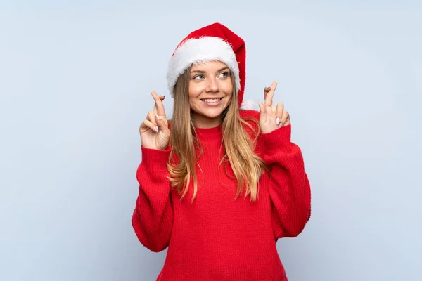 Fille Avec Chapeau Noël Sur Fond Bleu Isolé Avec Doigts — Photo