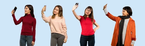 Set Donne Sfondo Blu Isolato Facendo Selfie — Foto Stock