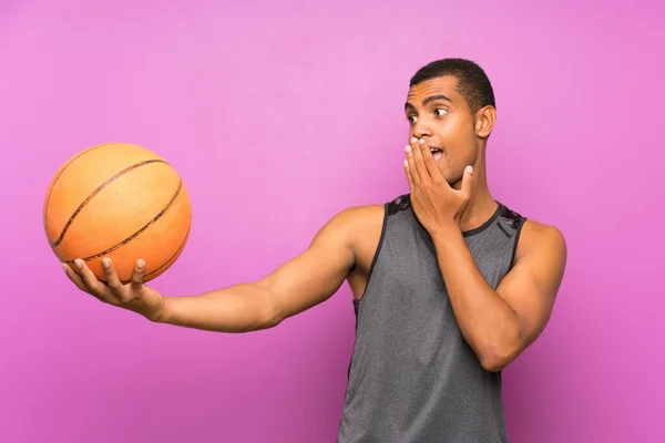 Молодой Спортсмен Мячом Баскетбола Над Изолированной Фиолетовой Стеной Удивлением Шокированным — стоковое фото