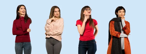 Frauen Vor Isoliertem Blauem Hintergrund Die Eine Idee Denken Während — Stockfoto