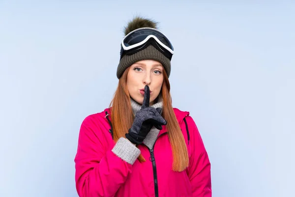 Mulher Ruiva Esquiador Com Óculos Snowboard Sobre Parede Azul Isolada — Fotografia de Stock