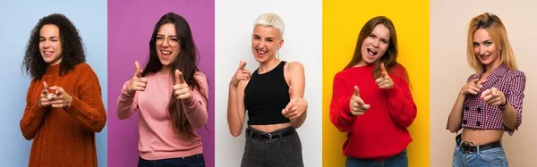 Set Donne Sfondi Colorati Che Puntano Verso Parte Anteriore Sorridente — Foto Stock