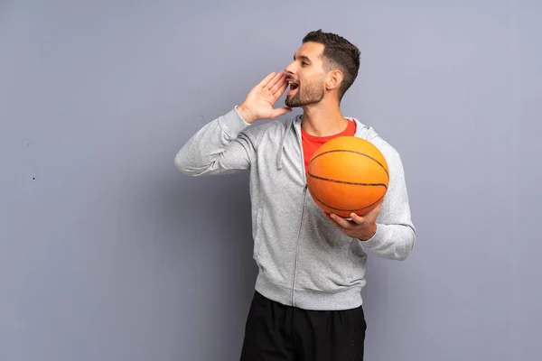 Pemuda Pemain Basket Tampan Berteriak Dengan Mulut Terbuka Lebar — Stok Foto