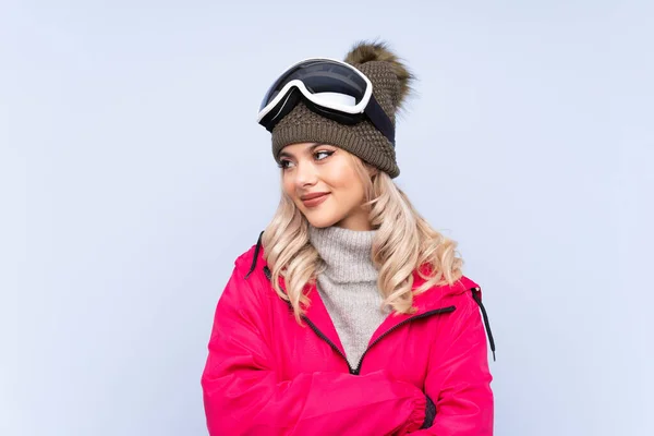Esquiador Adolescente Com Óculos Snowboard Sobre Fundo Azul Isolado Pensando — Fotografia de Stock