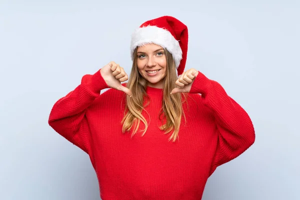 Chica Con Sombrero Navidad Sobre Fondo Azul Aislado Orgulloso Satisfecho —  Fotos de Stock