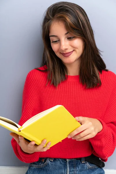 Young Woman Sitting Floor Holding Notebook — Stock Photo, Image