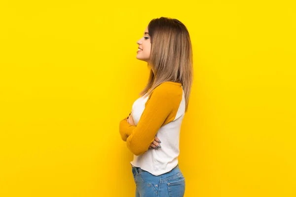 Mulher Muito Jovem Sobre Parede Amarela Isolada Posição Lateral — Fotografia de Stock